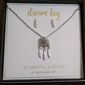 Silver 18 inch dreamcatcher necklace with earrings